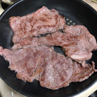 Tavada kızartılmış etin yakın plan çekimi.