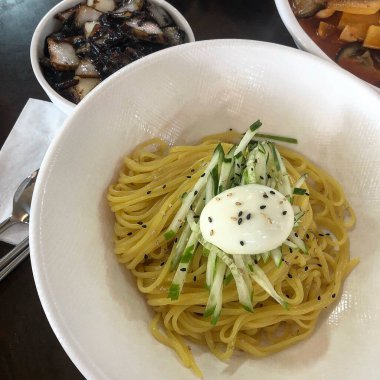 sebzeli spagetti ve yumurta.