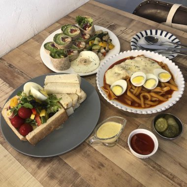 Sahanda yumurta ve salata ile Servis Kahvaltı