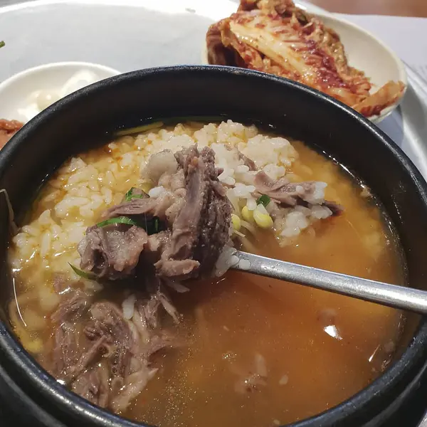 Pirinçli bir tabağın mutfak fotoğrafı.