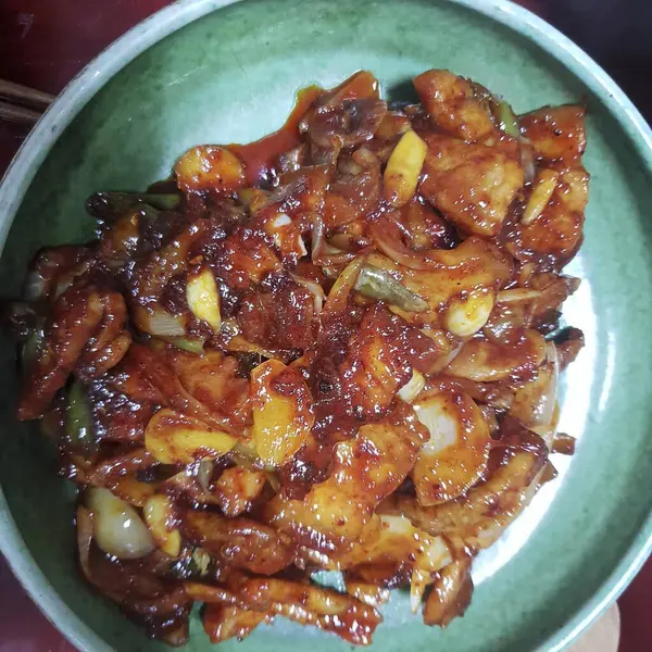 Sebzeli kızarmış tavuk ve pilav.