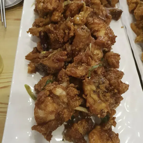 Sebze ve soslu kızarmış tavuk kanadı.