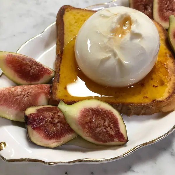 Tereyağlı ve incirli tost.