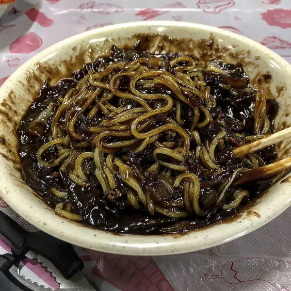 Lezzetli Asya yemeklerinin yakın görüntüsü