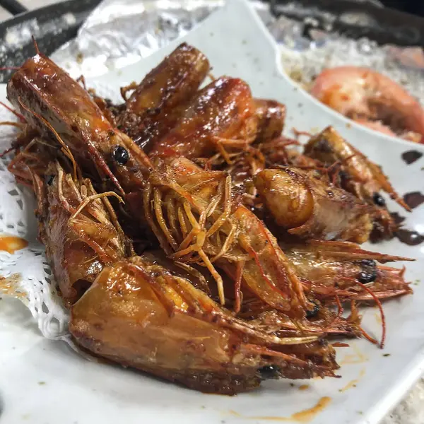 Tabakta kızarmış karides.