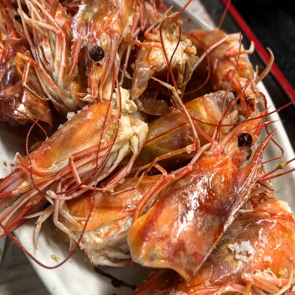 Soslu ve baharatlı ızgara karides.