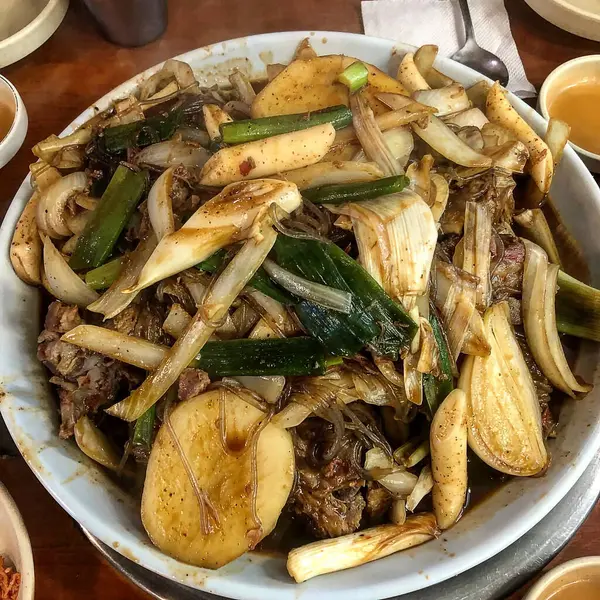 Patates ve baharatla domuz kızartması.