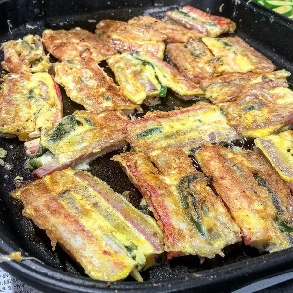 sosis ve sebze ile kızarmış yumurta