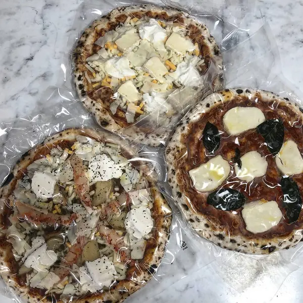 Peynirli ve domatesli pizza.