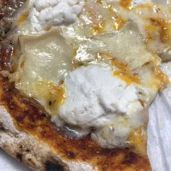 Peynirli ve mantarlı lezzetli pizza.