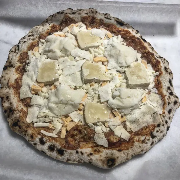 Mantarlı ve peynirli pizza.