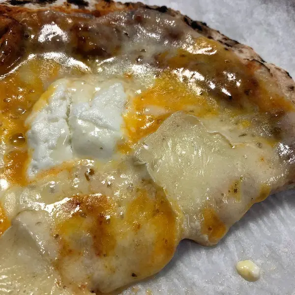 Lezzetli ev yapımı pizzanın kapağını kapatın.