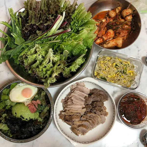 Lezzetli Asya yemeklerinin yakın görüntüsü