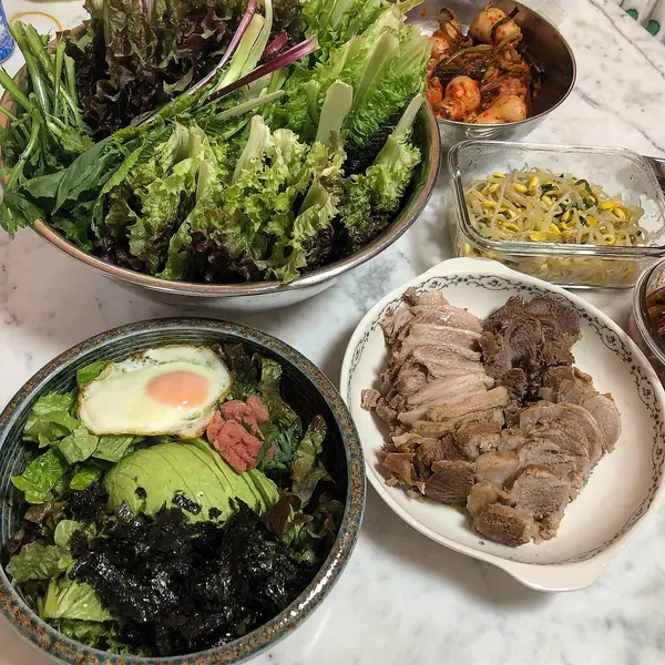 Lezzetli Asya yemeklerinin yakın görüntüsü