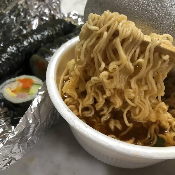 Bir kasede domuz eti ve yumurta ile hazır erişte..