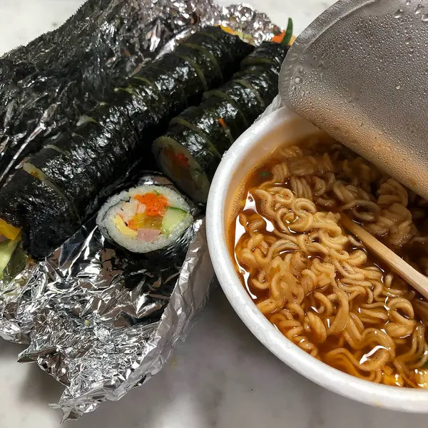 Asya mutfağı. Tavuklu ve sebzeli erişte..