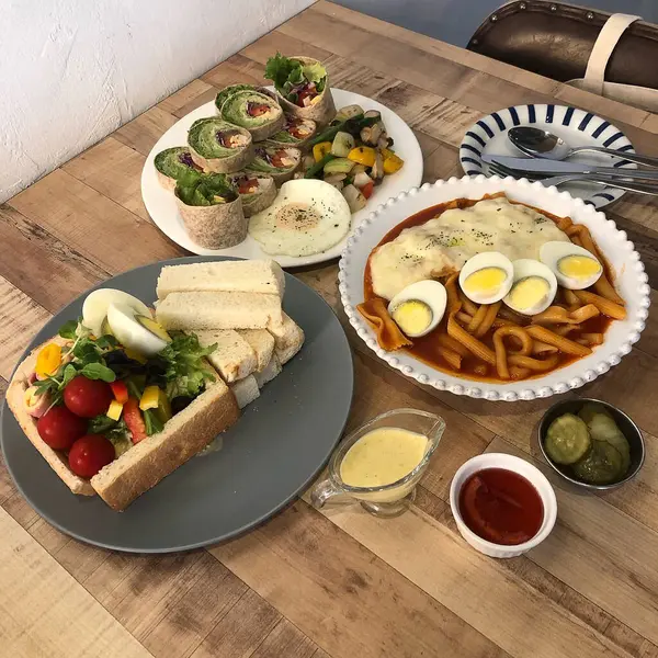 Sahanda yumurta ve salata ile Servis Kahvaltı