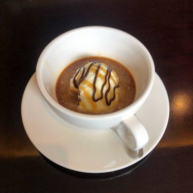 Bir fincan kahve ve bir kaşık dondurmayla.