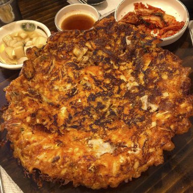 Sos ve baharatlı kızarmış tavuk kanadı.