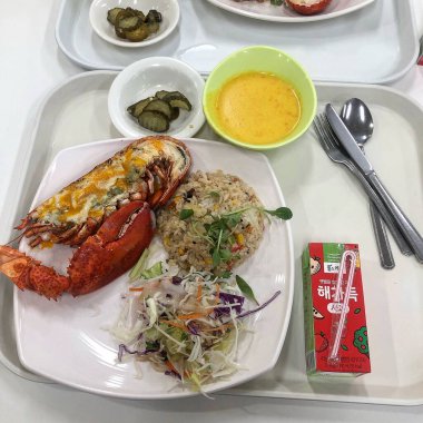 Sebze ve soslu kızarmış tavuk.