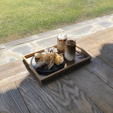 kahve fincanı ve kahve tahta masada.