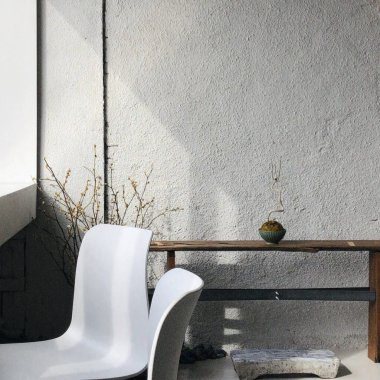 Bahçedeki boş masa.