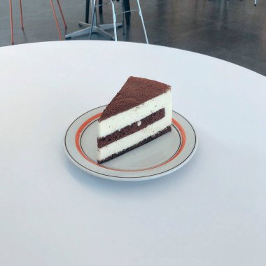 Tabakta lezzetli bir pasta.