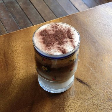 Masadaki cam bardakta sıcak çikolata