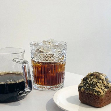 Masada buzlu bardak ve bir fincan kahve.