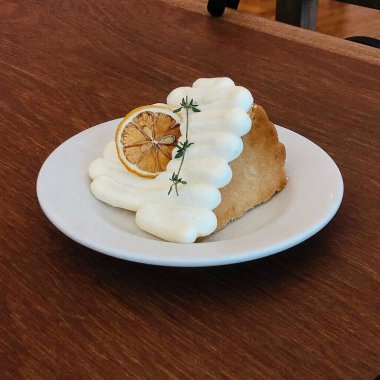 Limonlu ve nane şekerli bir kekin yakın plan çekimi.