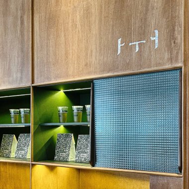 Kahve ve kahve fincanları kafede..