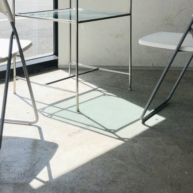 Şehirde penceresi olan modern bir kafe.