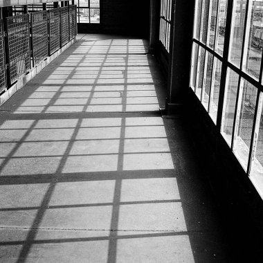 Modern bir binanın siyah beyaz fotoğrafı.