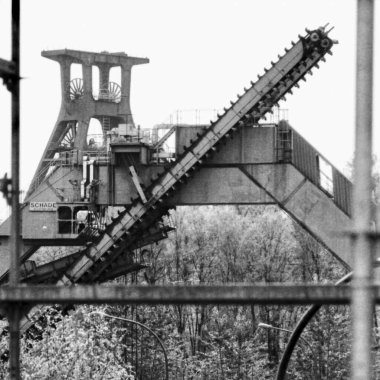 Eski paslı demir yolda