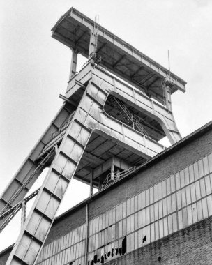 Fabrikanın siyah beyaz fotoğrafı.