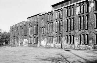 Eski kasabada terk edilmiş bir bina.