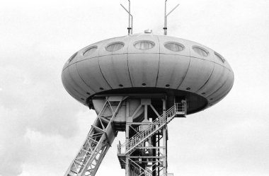 Şehirde terk edilmiş eski bir ev.