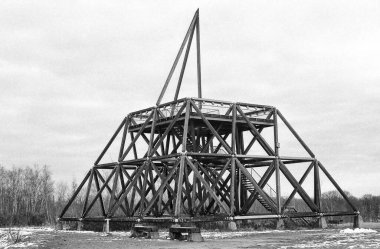 Şehirde terk edilmiş eski bir ev.