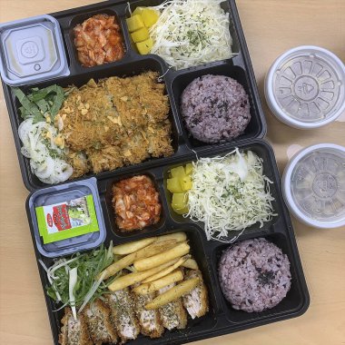 sağlıklı beslenme çantası seti. Yiyeceği al. Paket götür. Öğle yemeği teslimatını iptal et. Beslenme çantasını al. Öğle yemeği al.