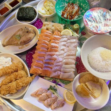 Lezzetli Asya yemeklerinin yakın görüntüsü