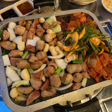 Domuz eti ve sebzeli Kore barbeküsü, Kore geleneksel yemekleri.