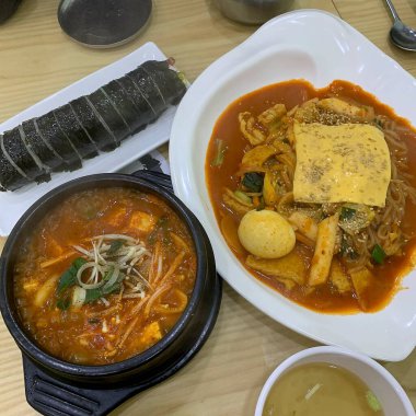 Biftekli Asya eriştesi, domuz eti ve siyah kasede tofu çorbası.