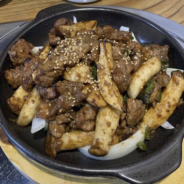 Kore baharatlı tavuk ve kimchi.