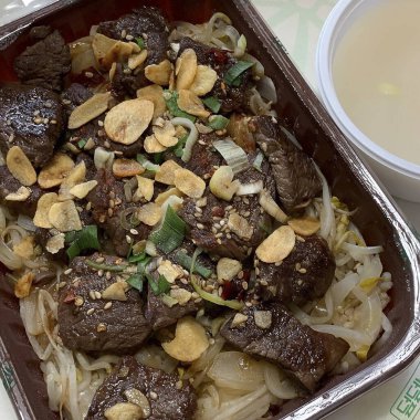 Sebzeli ve etli Asya bifteği.