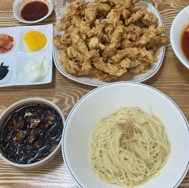 Soslu kızarmış balık ve sahanda yumurta.