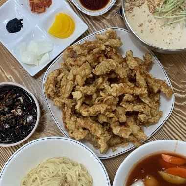 Kore yemeği, kızarmış balık, Kore yemeği, baharatlı sos, siyah pirinç, mürekkep balıklı erişte, siyah tabakta kızarmış kalamar..