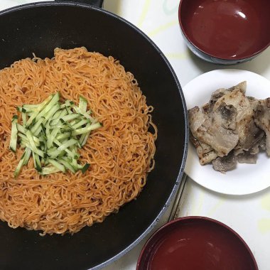 Tavuk ve sebzeli kızarmış pilav.