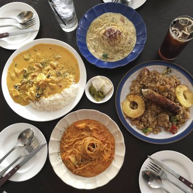 Lezzetli Asya yemeklerinin yakın görüntüsü