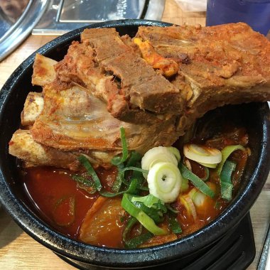 Sebzeli ve baharatlı biftek.