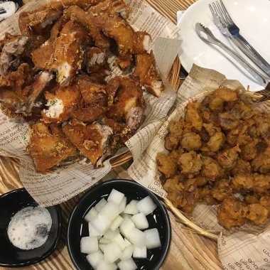 Soslu kızarmış tavuk kanadı.